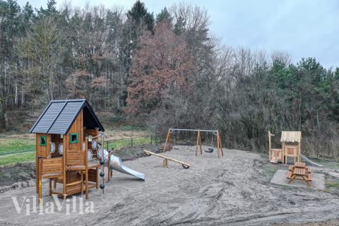 I det attraktive aktivitesrum i luksushus nr. 767 i Tyskland  er der masser af udendørs aktiviteter, f.eks. legetårn og gynge