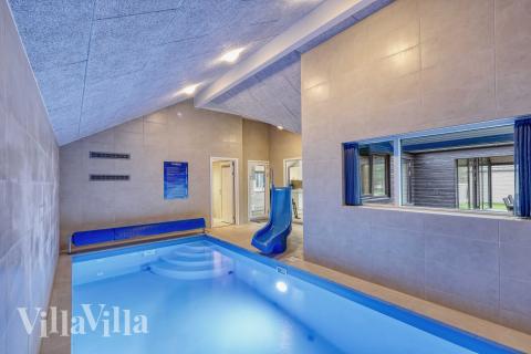 Sommerhus 760 er indrettet med en lækker poolafdeling med vandrutsjebane, dejlig stor indbygget spabad og sauna