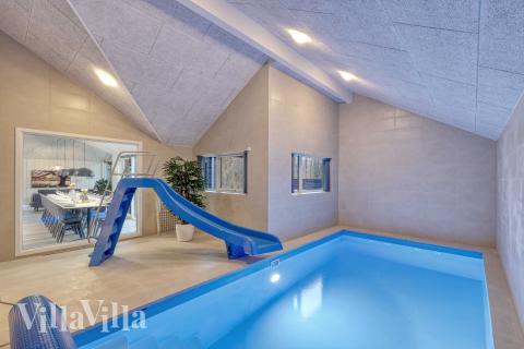 Den lækre pool i luksushuse nr. 762 til 16 personer