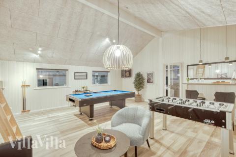 Luksushus 762 til 16 personer byder på et stort aktivitetsrum med bl.a. billard og dart