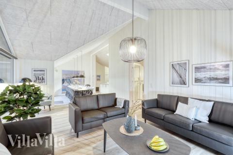 Sofaen i luksushus 762 i Tyskland indbyder til brætspil eller at se en film sammen.