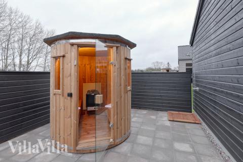 På terrassen i sommerhus nr. 762 er der plads til 16 personer.