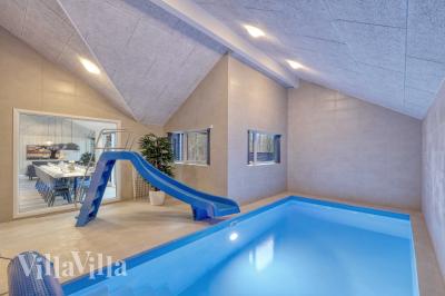 Sommerhus 763 er indrettet med en lækker poolafdeling med vandrutsjebane, dejlig stor indbygget spabad og sauna