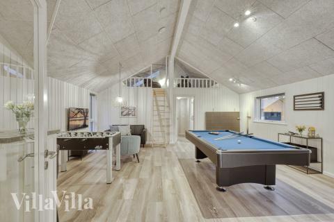 Luksushus 763 til 16 personer byder på et stort aktivitetsrum med bl.a. billard og dart