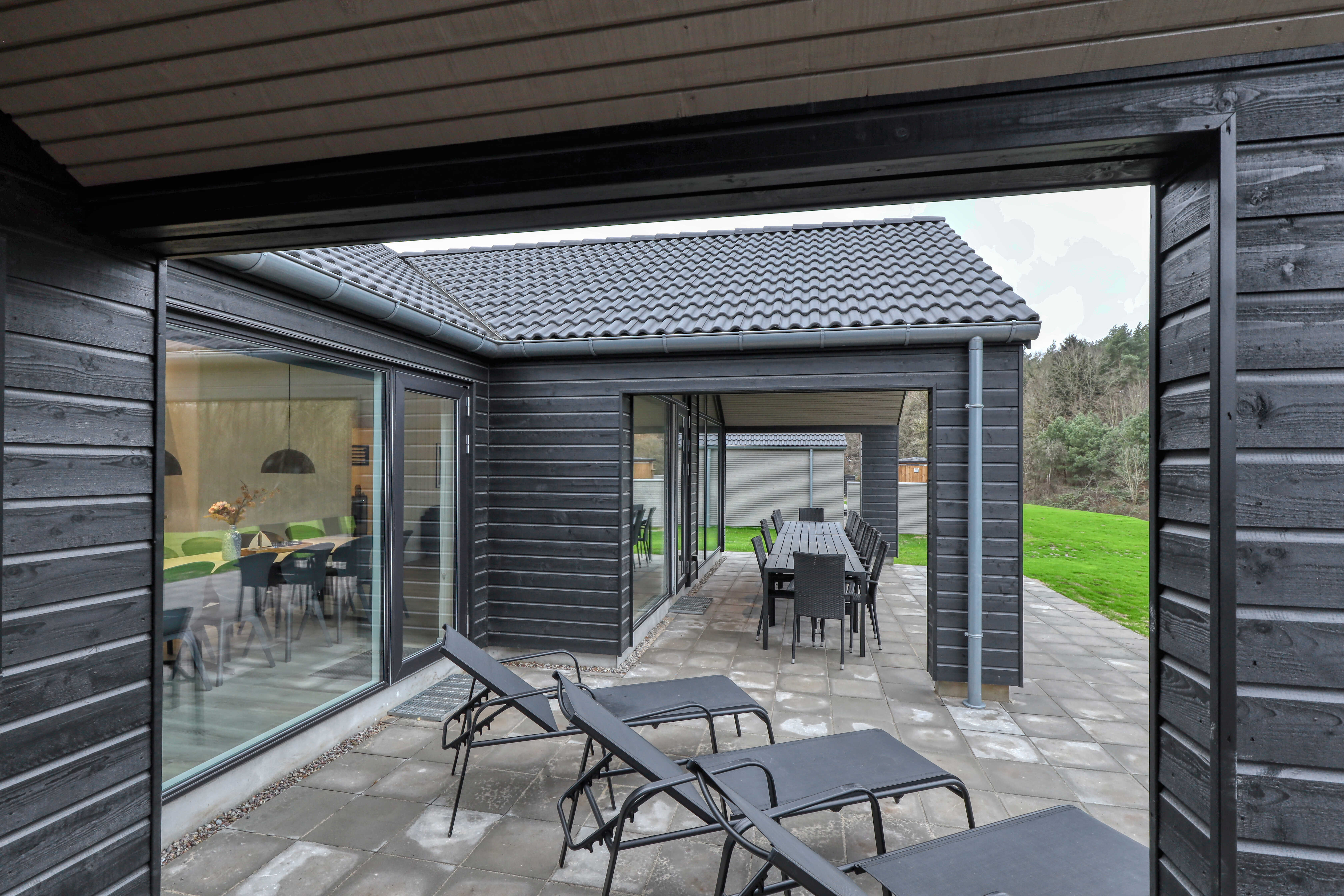 Nyd en grillaften på terrassen i luksushus nr. 763 i Tyskland