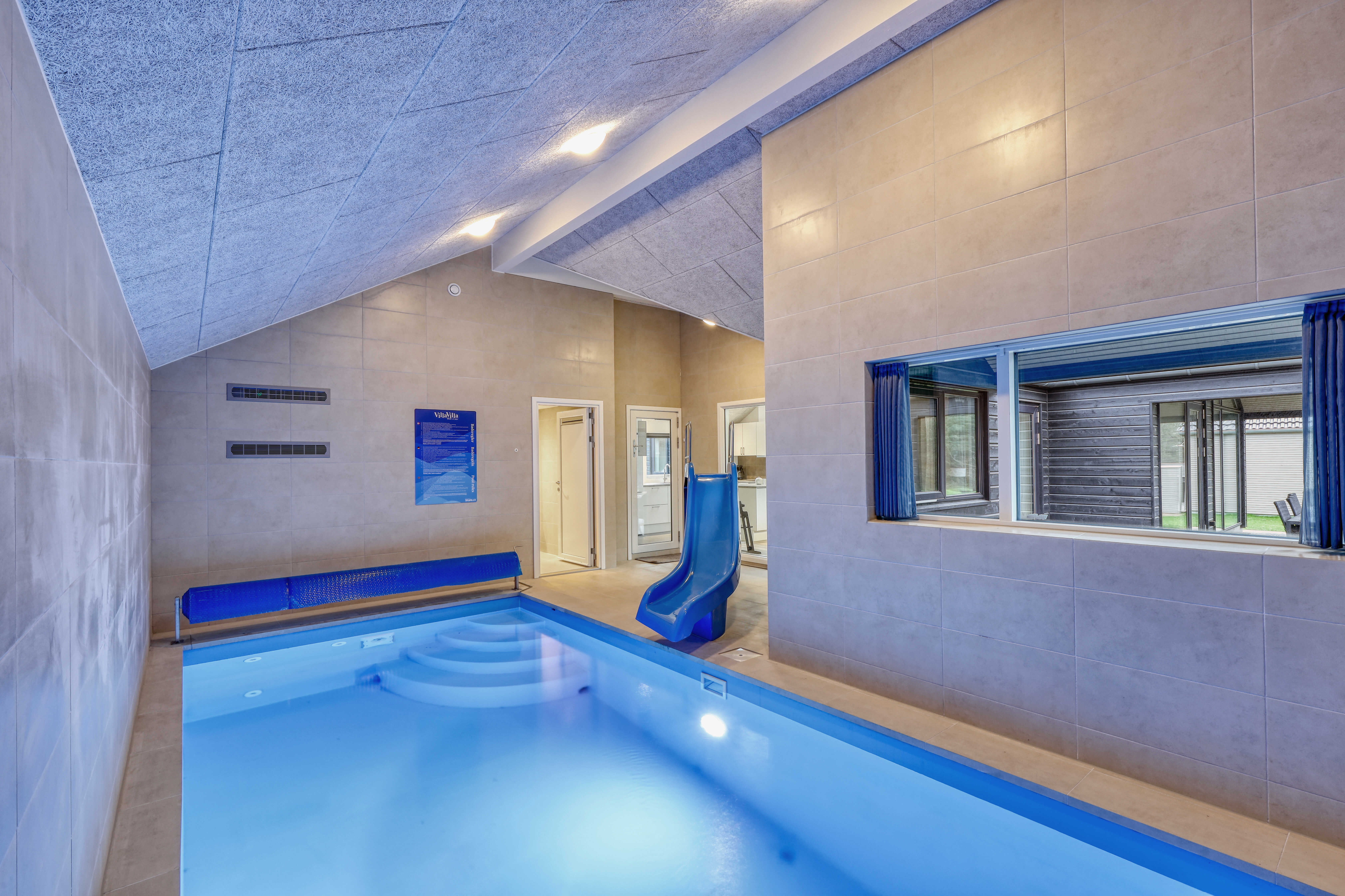 Sommerhus 764 er indrettet med en lækker poolafdeling med vandrutsjebane, dejlig stor indbygget spabad og sauna