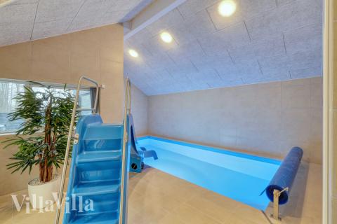 Den lækre pool i luksushuse nr. 765 til 16 personer