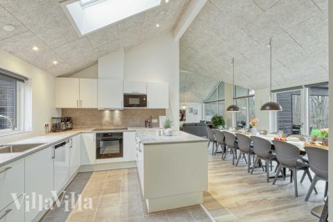 Køkkenet i luksushus nr. 765 er udstyrret, så I let kan lave mad til 16 personer.