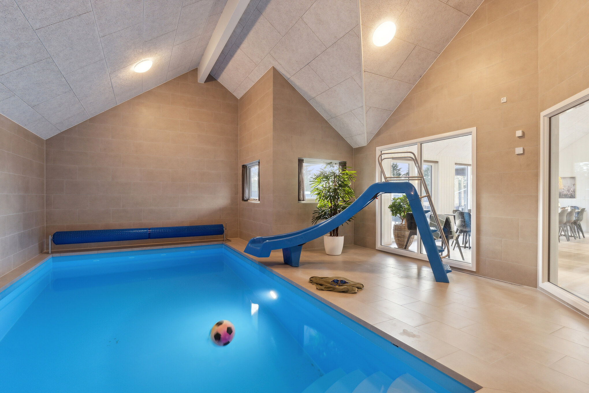Sommerhus 653 er indrettet med en lækker poolafdeling med vandrutsjebane, dejlig stor indbygget spabad og sauna