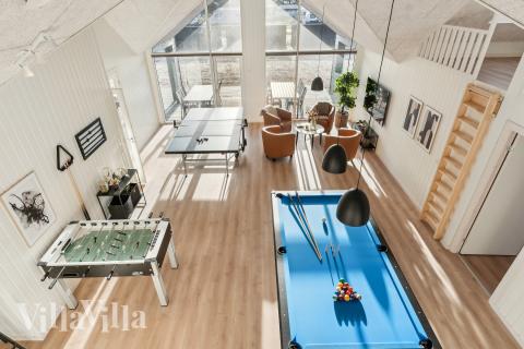 Luksushus 653 til 22 personer byder på et stort aktivitetsrum med bl.a. billard og dart