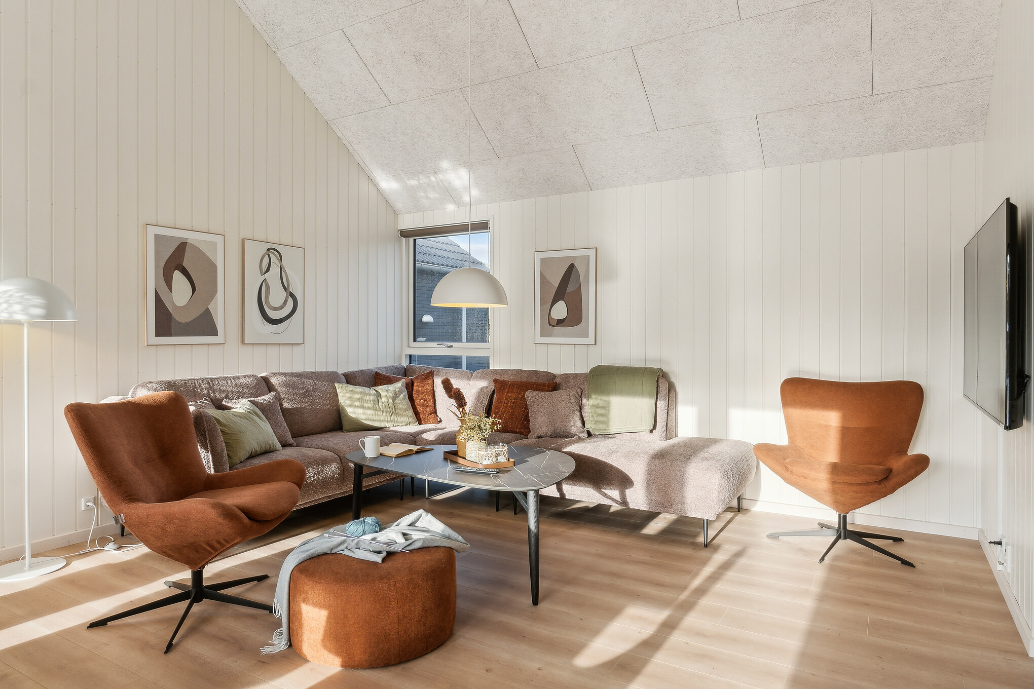Sofaen i luksushus 653 i Vestjylland indbyder til brætspil eller at se en film sammen.