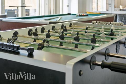 Luksushus 681 til 17 personer byder på et stort aktivitetsrum med bl.a. billard og dart