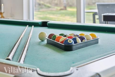 Dyst i sommerhusets aktivitetsrum, når I besøger luksushus nr. 681 i Nordsjælland.