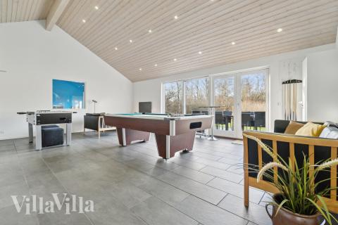 Aktivitetsrum i luksushus nr. 681 med 6 soveværelser og plads til 17 personer.