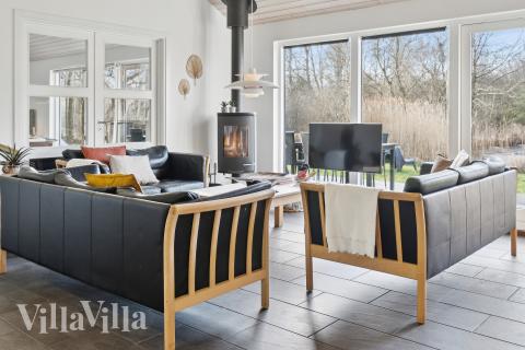 Der er mulighed for hygge i sommerhusets sofaarrangement, når I besøger luksushus nr. 681