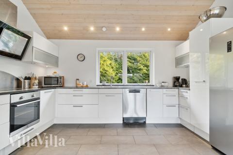 Køkkenet i luksushus nr. 681 er udstyrret, så I let kan lave mad til 17 personer.