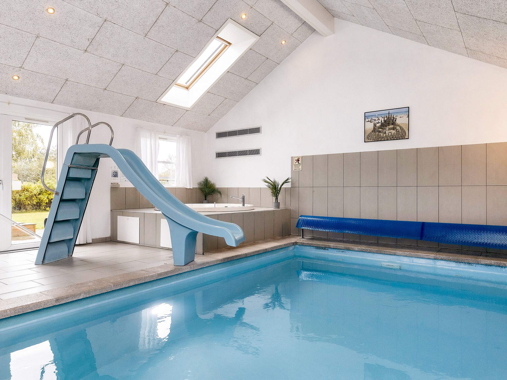 Sommerhus 218 er indrettet med en lækker poolafdeling med vandrutsjebane, dejlig stor indbygget spabad og sauna