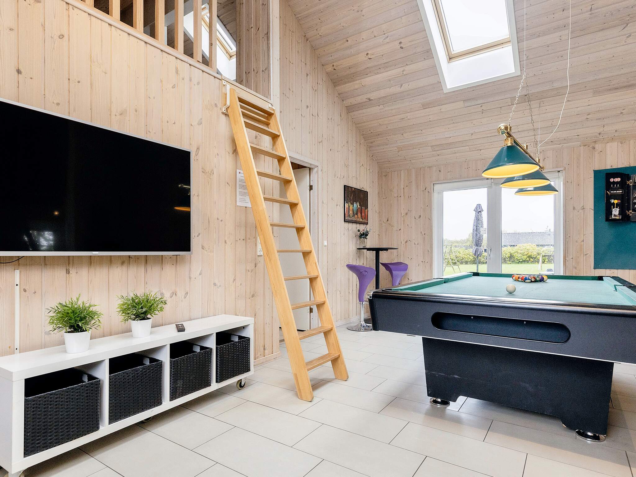 Ud over de mange timer, man kan bruge i husets pool-afdeling, så byder luksushus 218 også på billard/bordtennis og dart