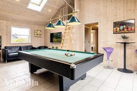 Luksushus 218 til 18 personer byder på et stort aktivitetsrum med bl.a. billard og dart