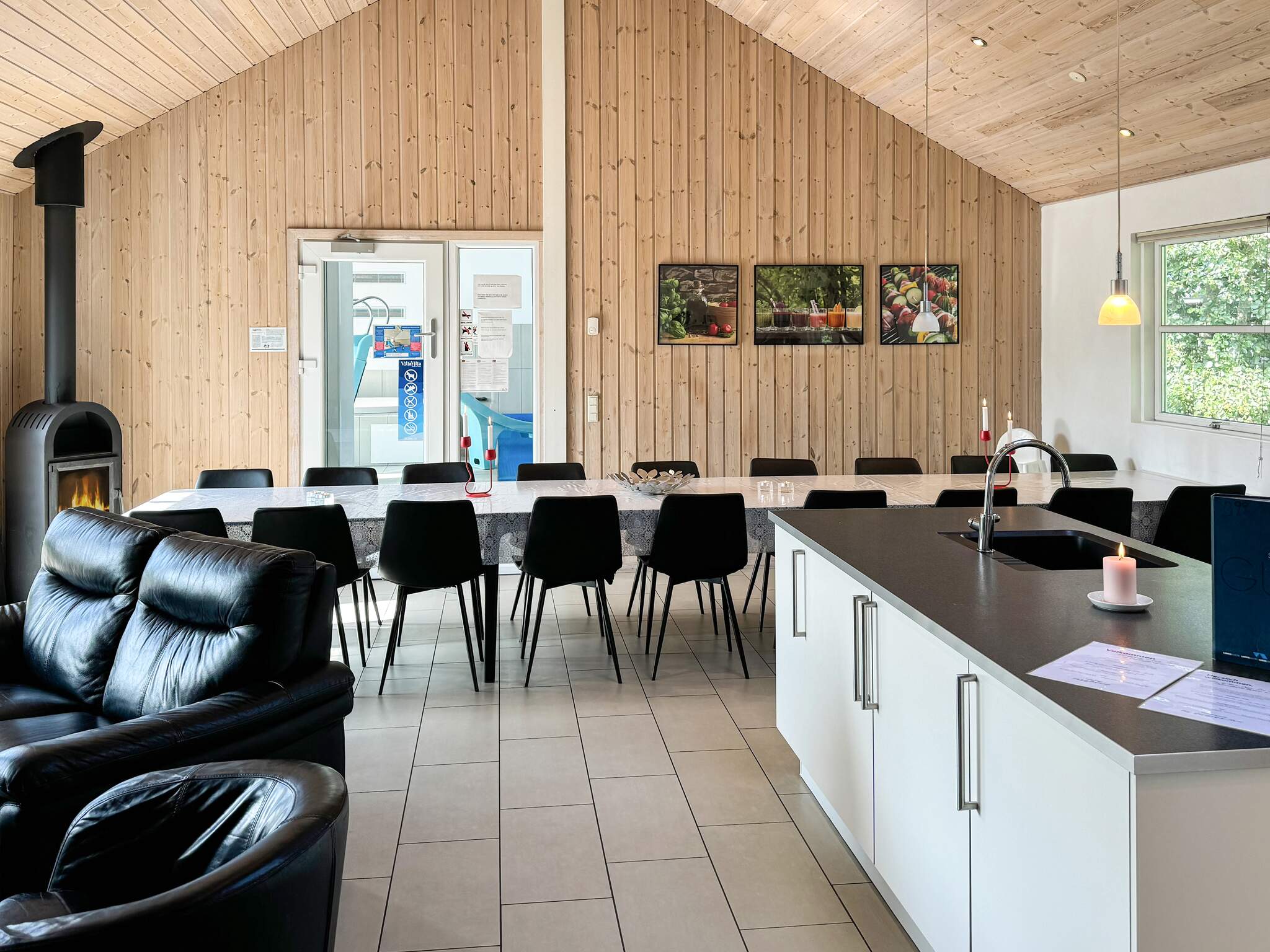 Det store lyse opholdrum i luksushus nr. 218 til 18.