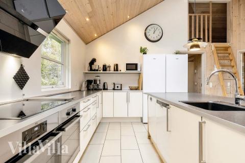 Køkkenet i luksushus nr. 218 er udstyrret, så I let kan lave mad til 18 personer.