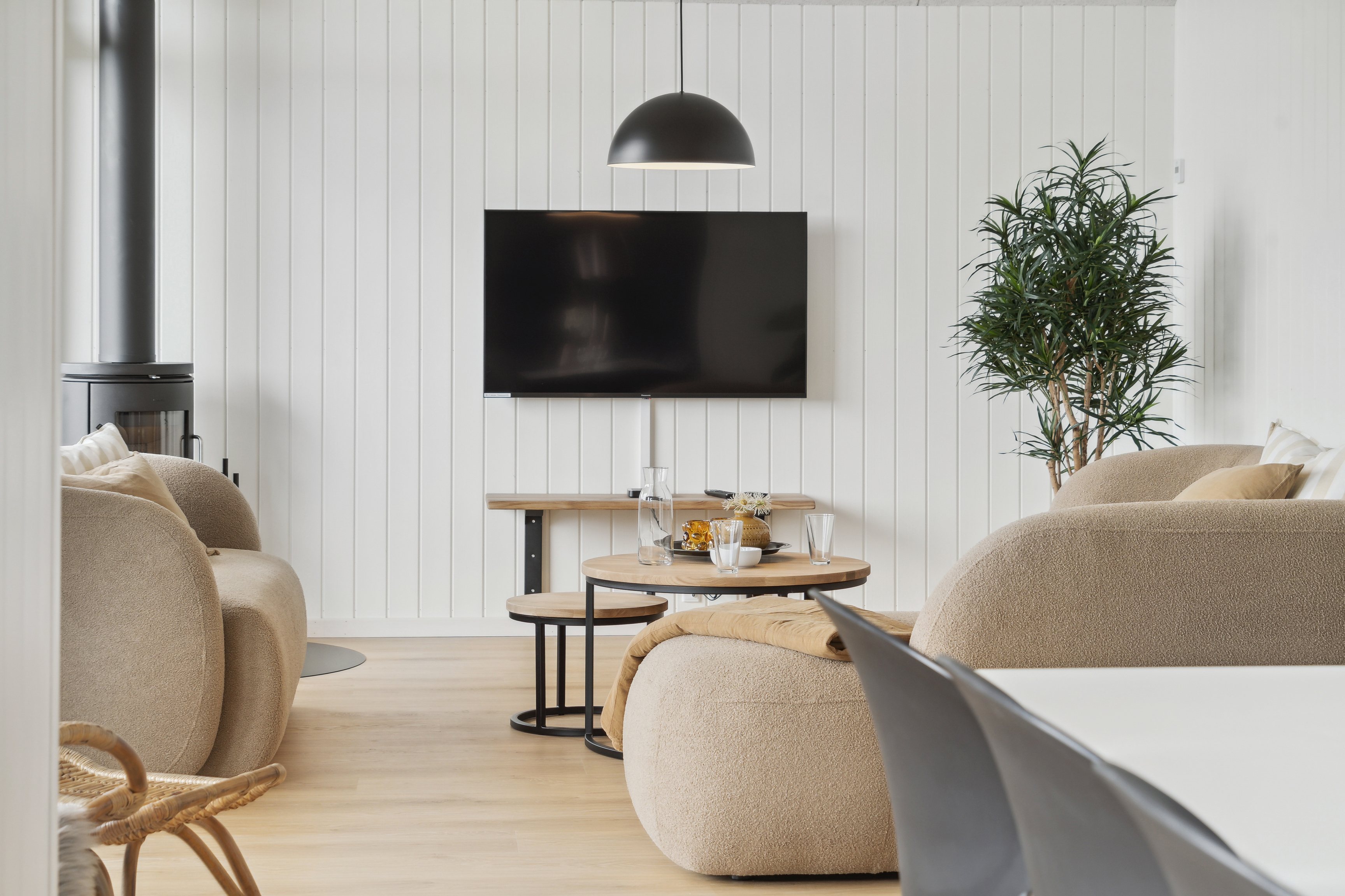 Sofaen i luksushus 685 i Nordsjælland indbyder til brætspil eller at se en film sammen.