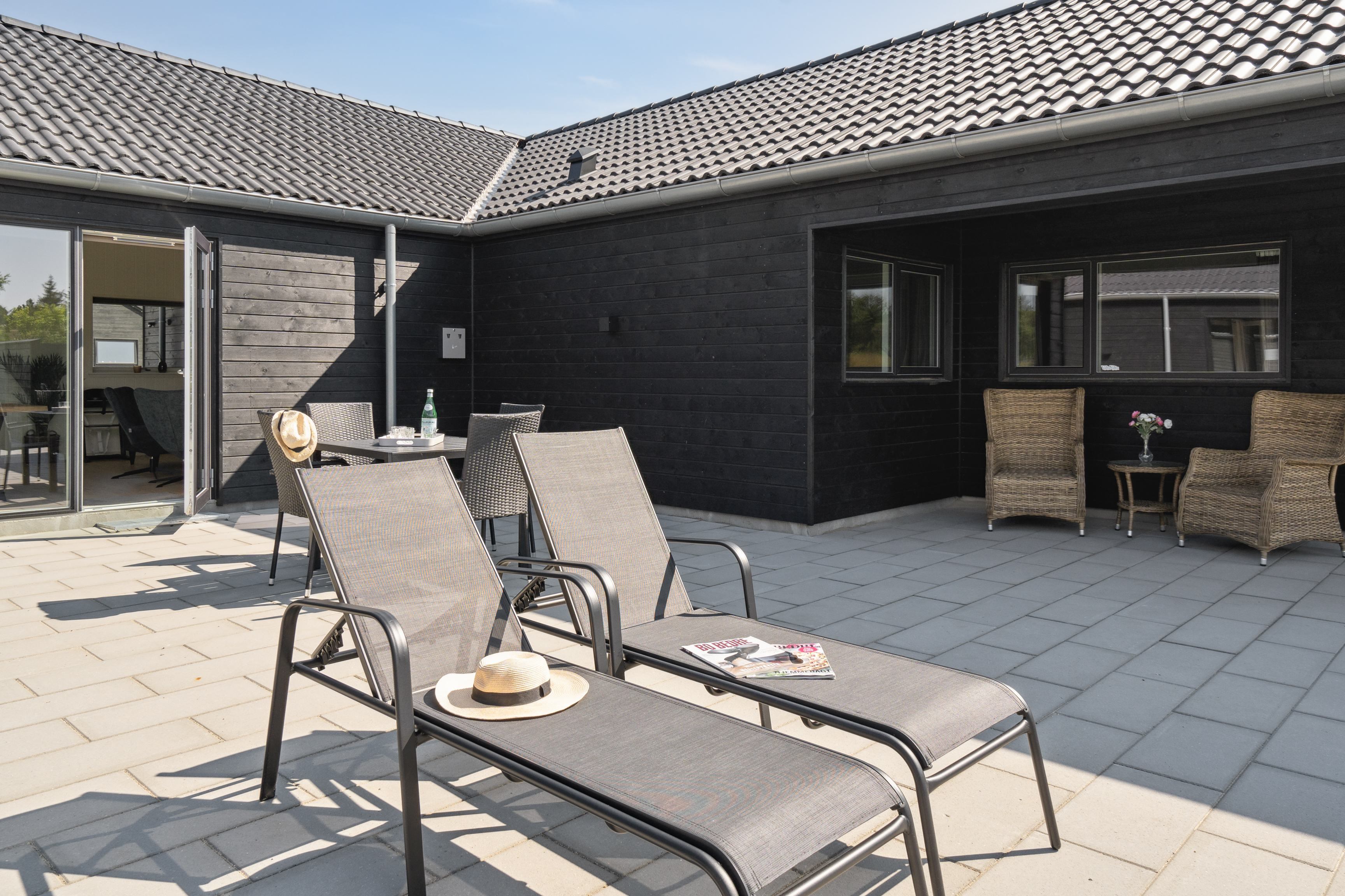 På terrassen i sommerhus nr. 685 er der plads til 14 personer.