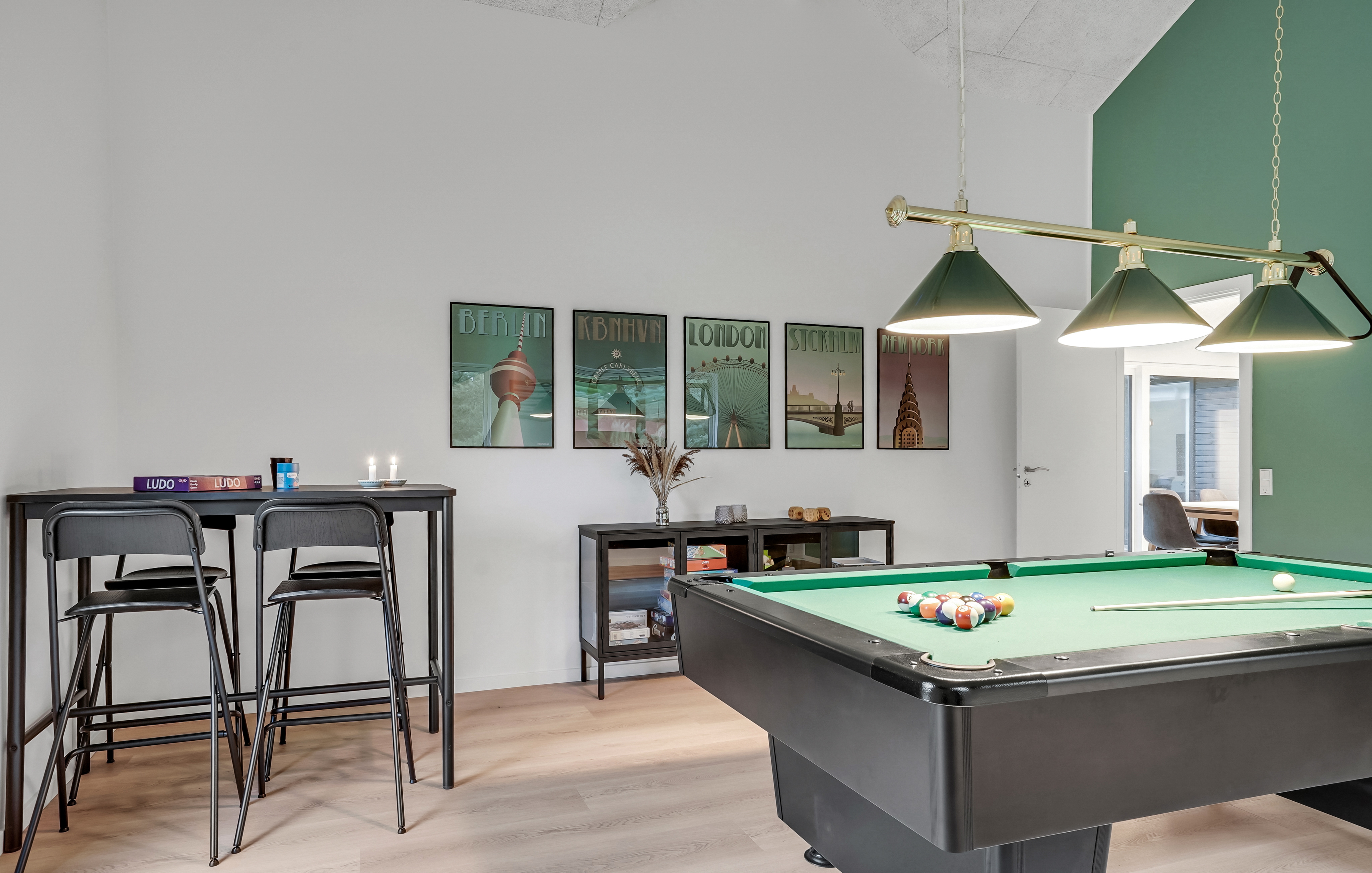 Ud over de mange timer, man kan bruge i husets pool-afdeling, så byder luksushus 692 også på billard/bordtennis og dart