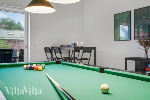 Luksushus 692 til 12 personer byder på et stort aktivitetsrum med bl.a. billard og dart