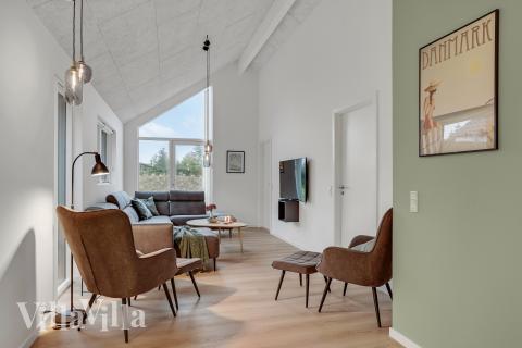 Der er mulighed for hygge i sommerhusets sofaarrangement, når I besøger luksushus nr. 692