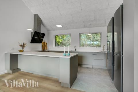 Køkkenet i luksushus nr. 692 er udstyrret, så I let kan lave mad til 12 personer.