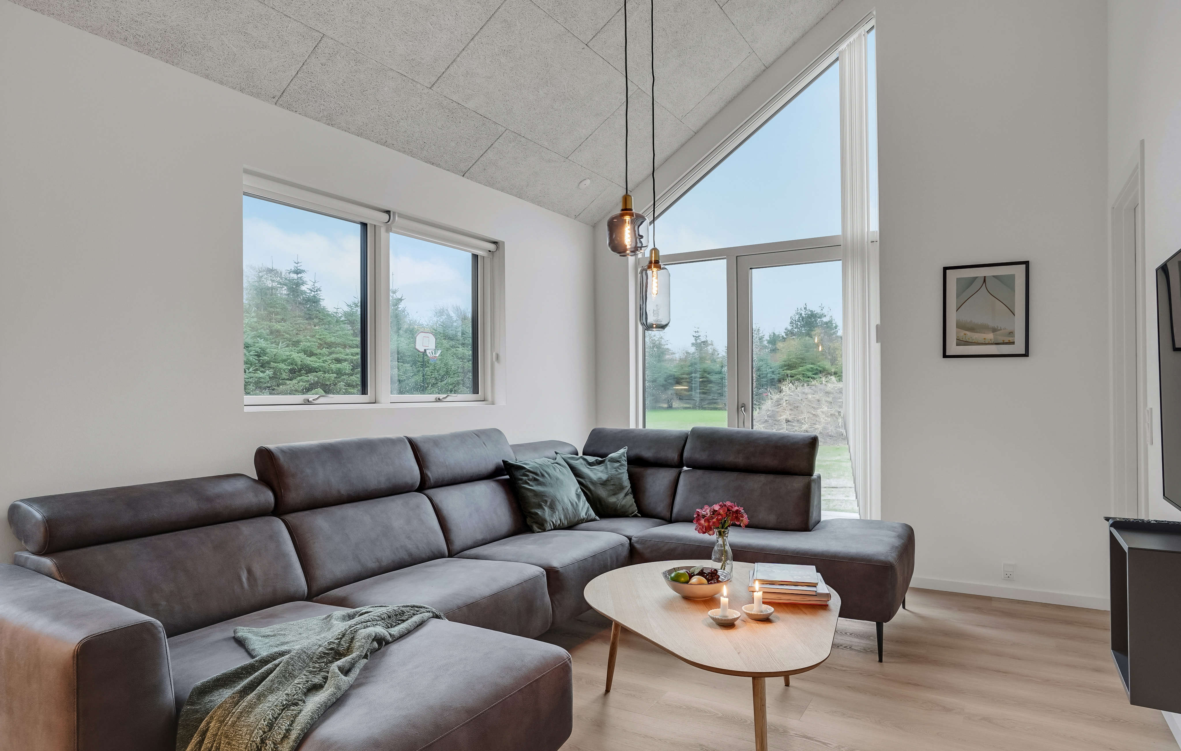 Der er mulighed for hygge i sommerhusets sofaarrangement, når I besøger luksushus nr. 692
