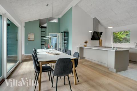 Det store lyse opholdrum i luksushus nr. 692 til 12.