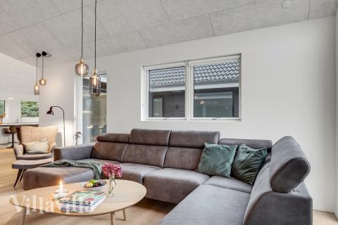 Sofaen i luksushus 692 i Nordjylland indbyder til brætspil eller at se en film sammen.