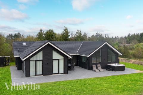 Dette skønne poolhus nr. 692 med plads til 12 personer ligger i Nordjylland