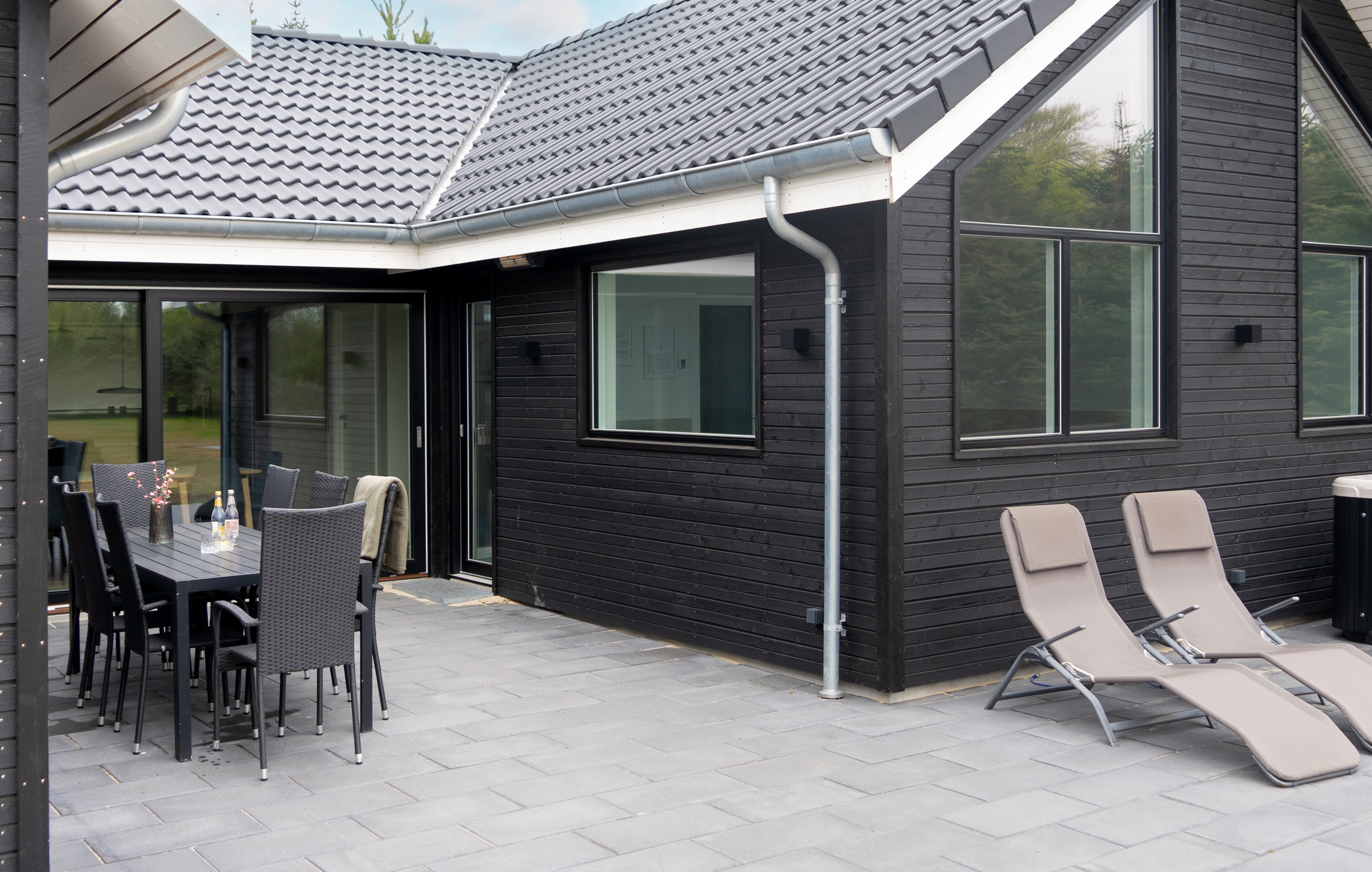 Nyd en grillaften på terrassen i luksushus nr. 692 i Nordjylland