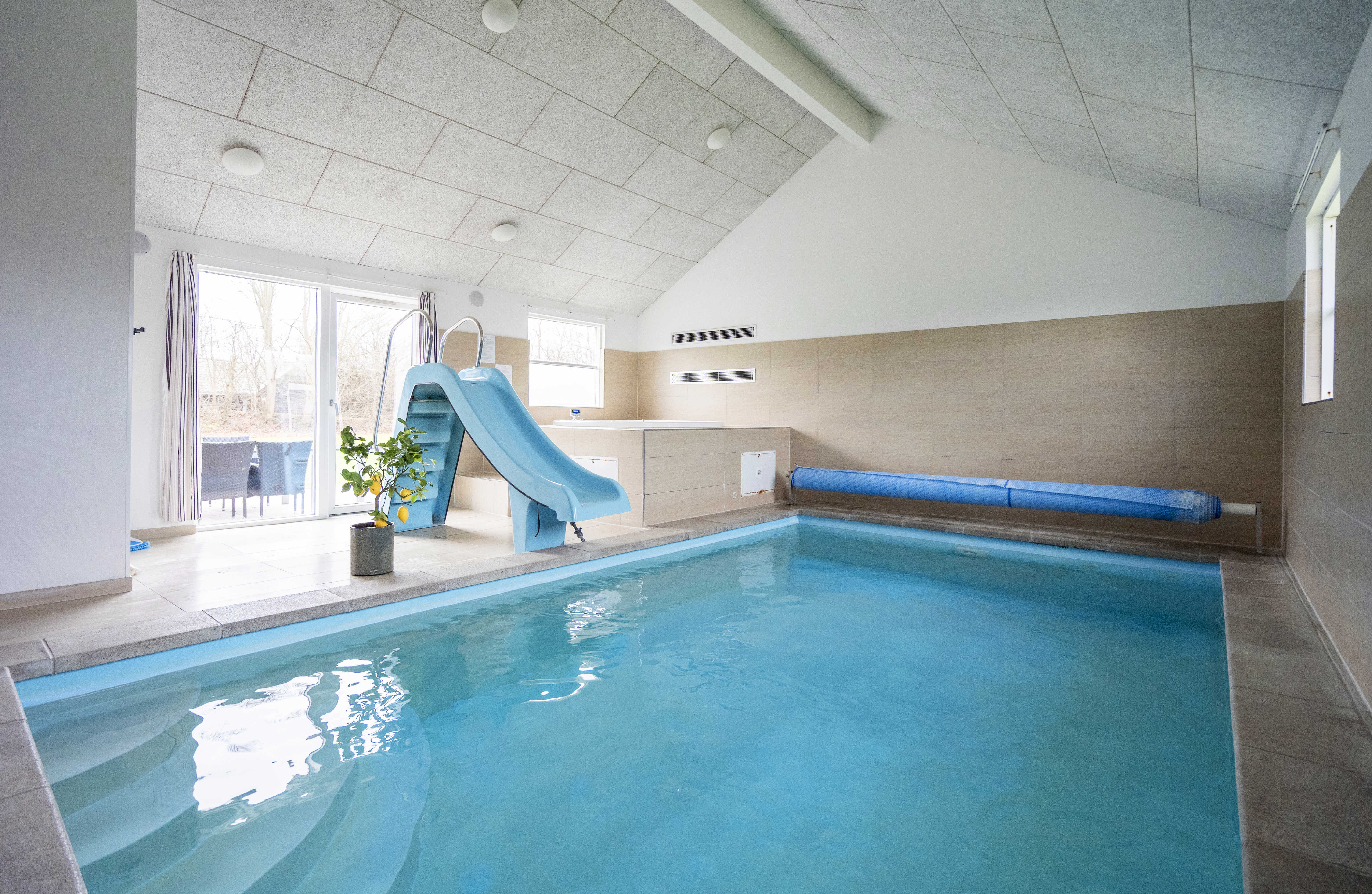 Sommerhus 275 er indrettet med en lækker poolafdeling med vandrutsjebane, dejlig stor indbygget spabad og sauna