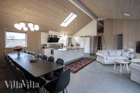 Det store lyse opholdrum i luksushus nr. 275 til 18.