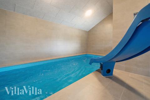 Sommerhus 663 er indrettet med en lækker poolafdeling med vandrutsjebane, dejlig stor indbygget spabad og sauna