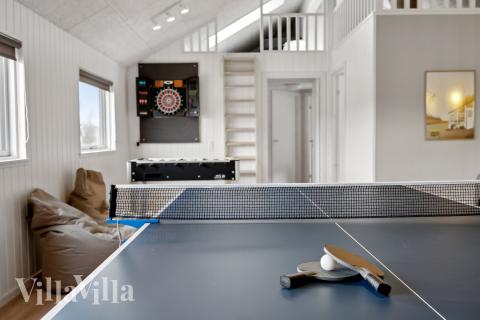 Luksushus 663 til 18 personer byder på et stort aktivitetsrum med bl.a. billard og dart