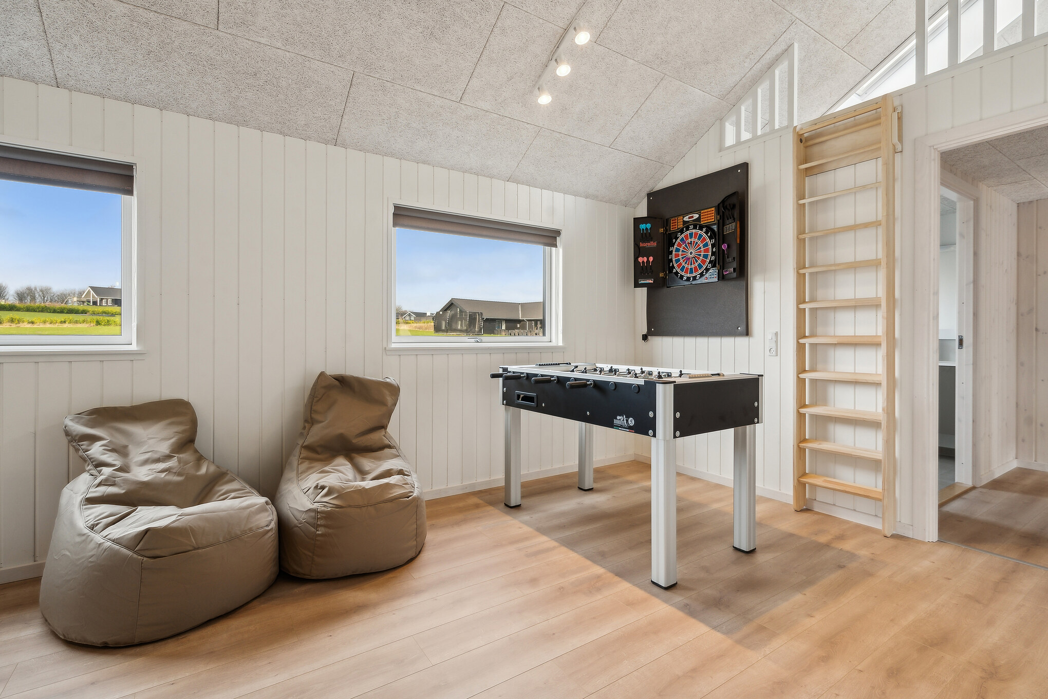 Dyst i sommerhusets aktivitetsrum, når I besøger luksushus nr. 663 i Sydjylland.