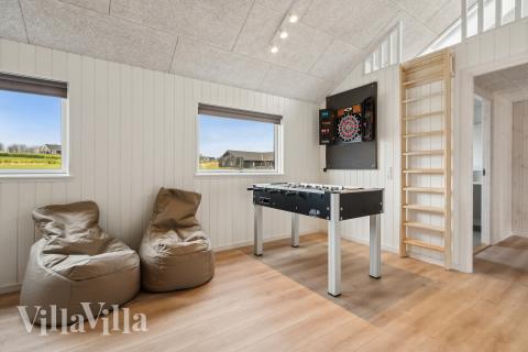 Dyst i sommerhusets aktivitetsrum, når I besøger luksushus nr. 663 i Sydjylland.