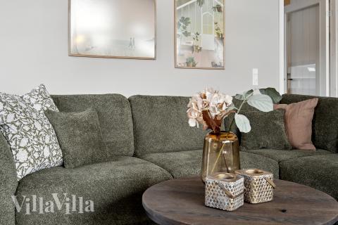 Sofaen i luksushus 663 i Sydjylland indbyder til brætspil eller at se en film sammen.