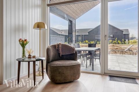 Der er mulighed for hygge i sommerhusets sofaarrangement, når I besøger luksushus nr. 663