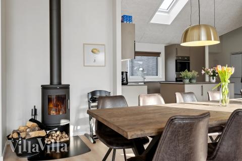 Det store lyse opholdrum i luksushus nr. 663 til 18.