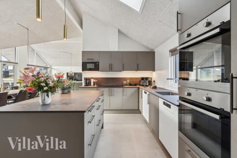 Køkkenet i luksushus nr. 663 er udstyrret, så I let kan lave mad til 18 personer.