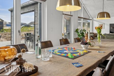 I kan sagtens side 18 personer sammen i sommerhusets opholdsrum, når I besøger luksushus 663 i Sydjylland.