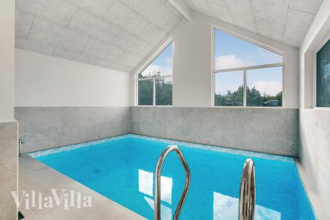 Sommerhus 692 er indrettet med en lækker poolafdeling med vandrutsjebane, dejlig stor indbygget spabad og sauna