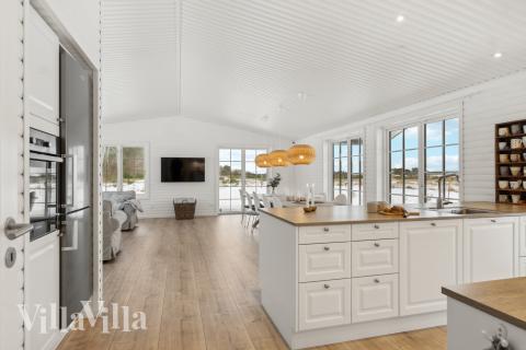 Køkkenet i luksushus nr. 693 er udstyrret, så I let kan lave mad til 11 personer.