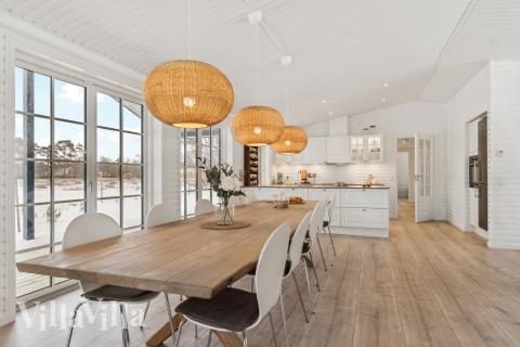 Det store lyse opholdrum i luksushus nr. 693 til 11.